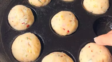 Crispy non-fried suji kachori served hot with spicy hung curd-paneer filling 4